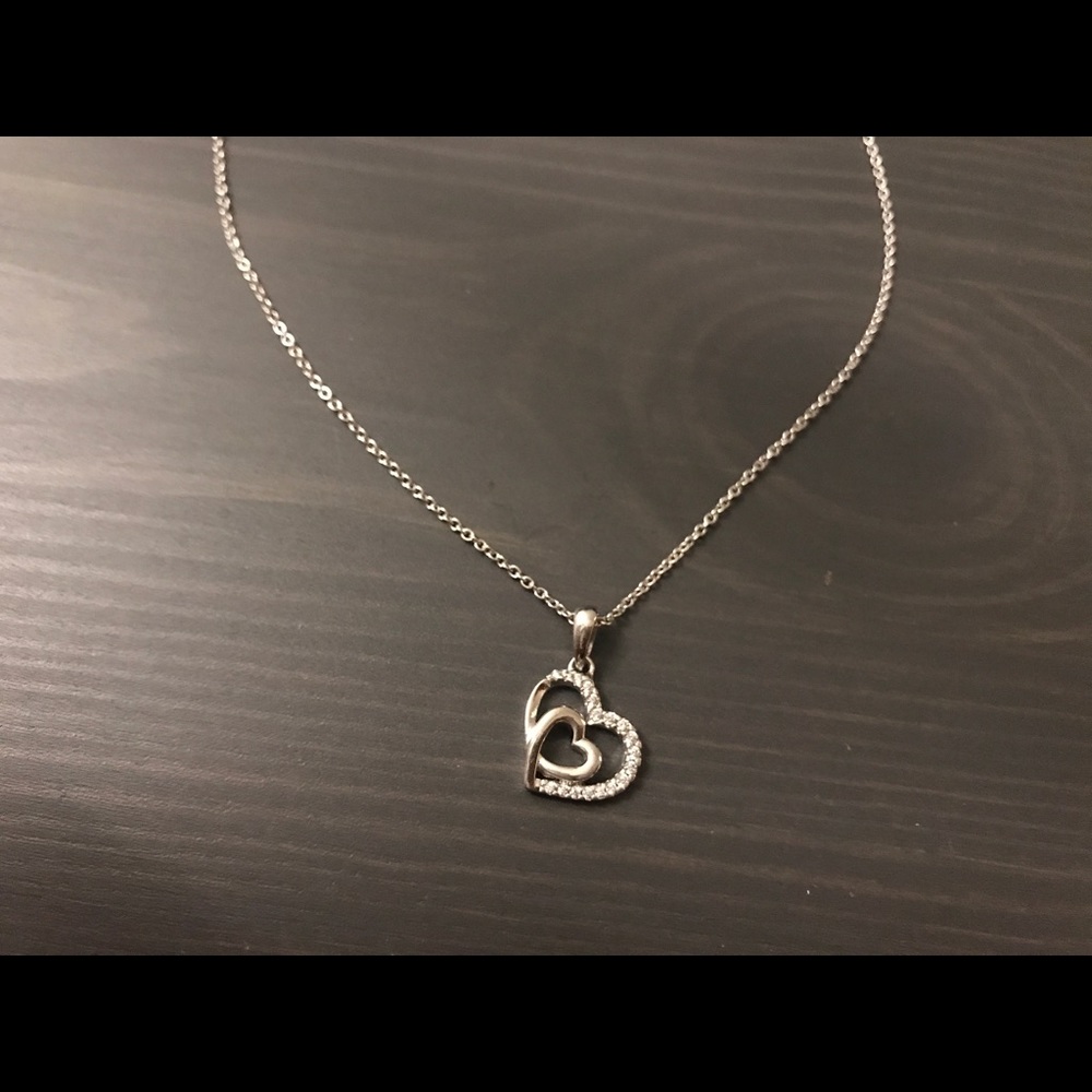 Heart shape silver necklace and its earrings.